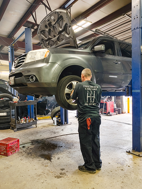 Owings Staff at Work - Nealey Auto Service